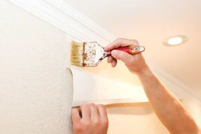 Pose de papier peint à Commana — revêtements muraux et toiles de verre